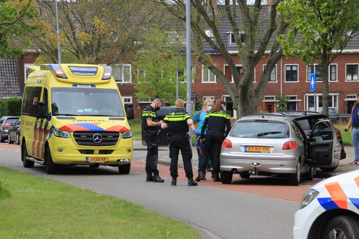 Auto botst op geparkeerde auto