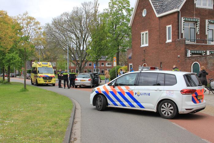 Auto botst op geparkeerde auto