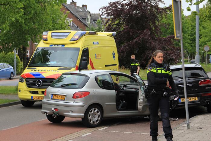 Auto botst op geparkeerde auto