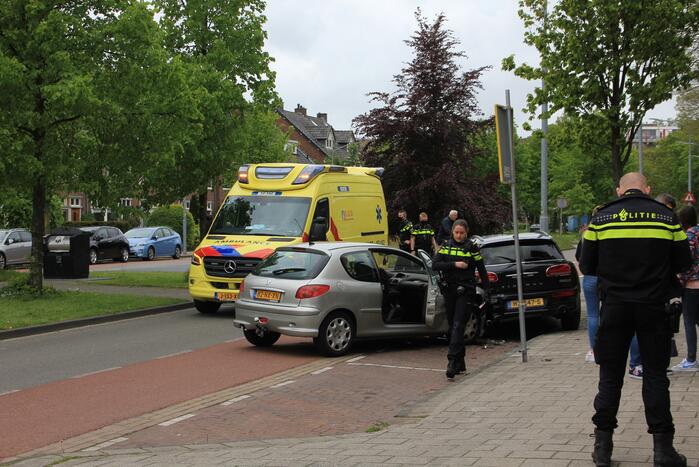 Auto botst op geparkeerde auto