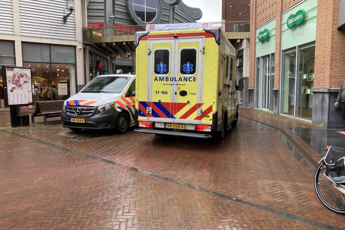 Vrouw valt met rolator van roltrap