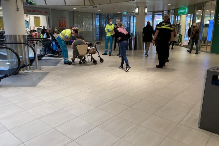 Vrouw valt met rolator van roltrap