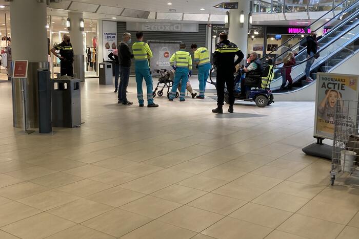 Vrouw valt met rolator van roltrap