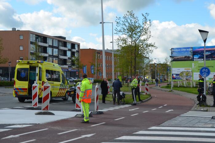 Fietser aangereden door auto op oversteekplaats