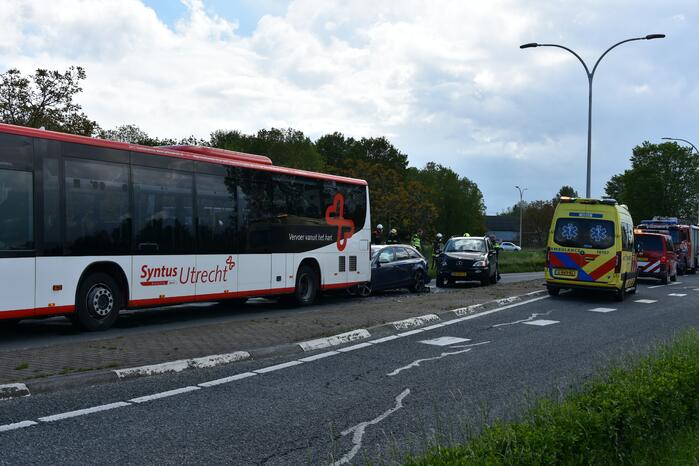 Kettingbotsing tussen twee auto's en lijnbus