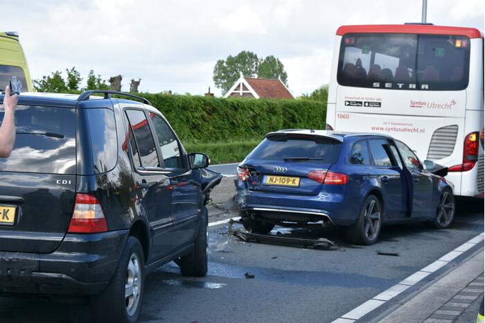 Kettingbotsing tussen twee auto's en lijnbus