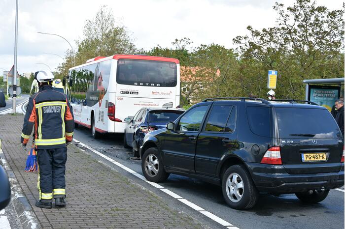 Kettingbotsing tussen twee auto's en lijnbus