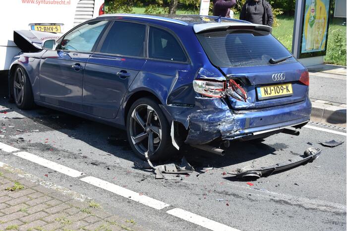 Kettingbotsing tussen twee auto's en lijnbus