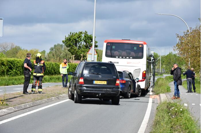Kettingbotsing tussen twee auto's en lijnbus