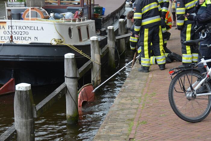 Aangemeerde motorsloep maakt water
