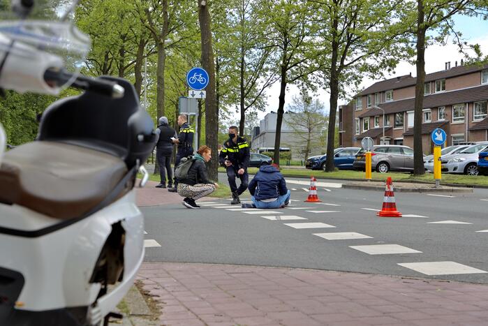 Scooter aangereden door auto op kruising