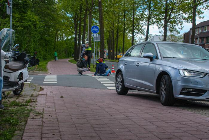 Scooter aangereden door auto op kruising