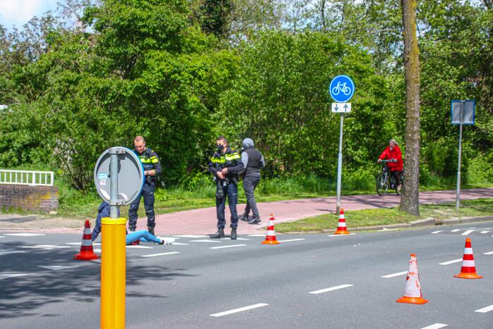 Scooter aangereden door auto op kruising