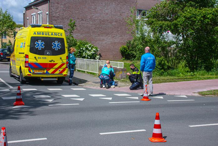 Scooter aangereden door auto op kruising