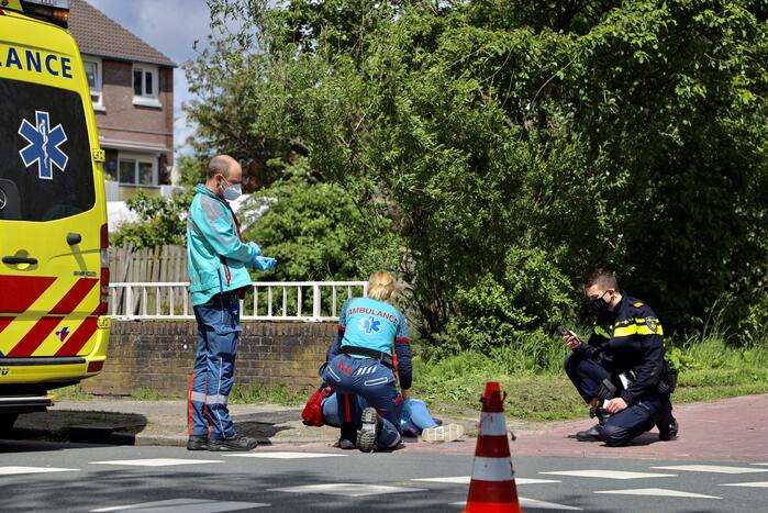 Scooter aangereden door auto op kruising