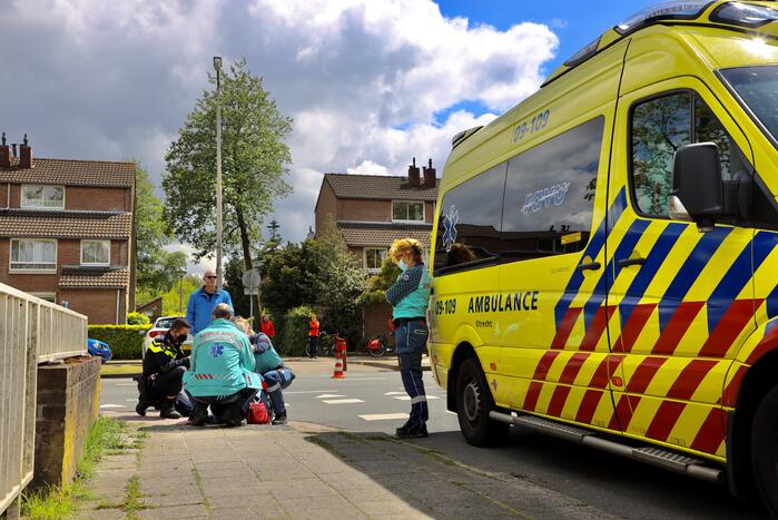 Scooter aangereden door auto op kruising