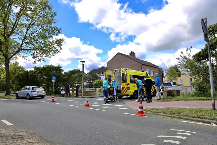 Scooter aangereden door auto op kruising