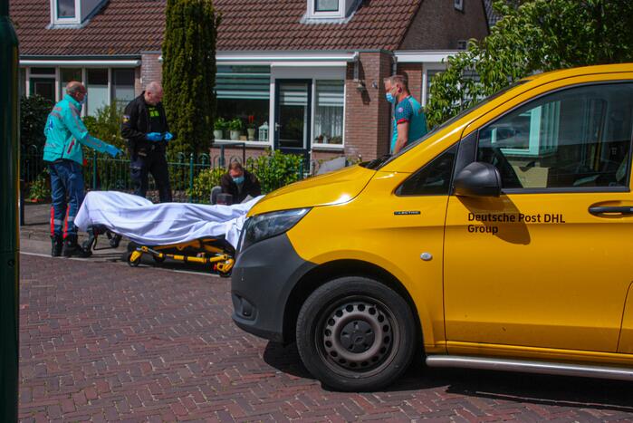 DHL-bus botst op meisje met step
