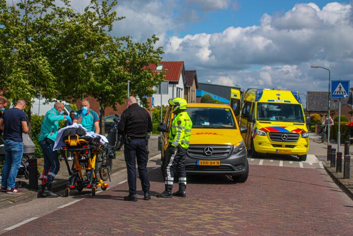 DHL-bus botst op meisje met step