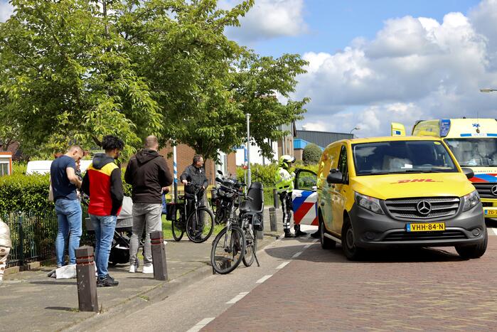 DHL-bus botst op meisje met step