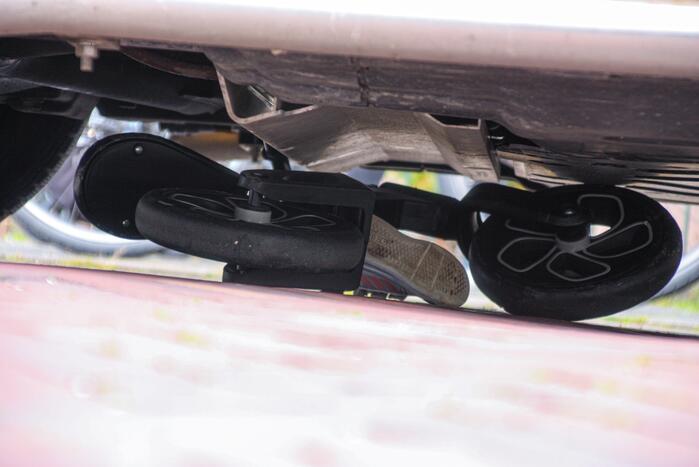 DHL-bus botst op meisje met step