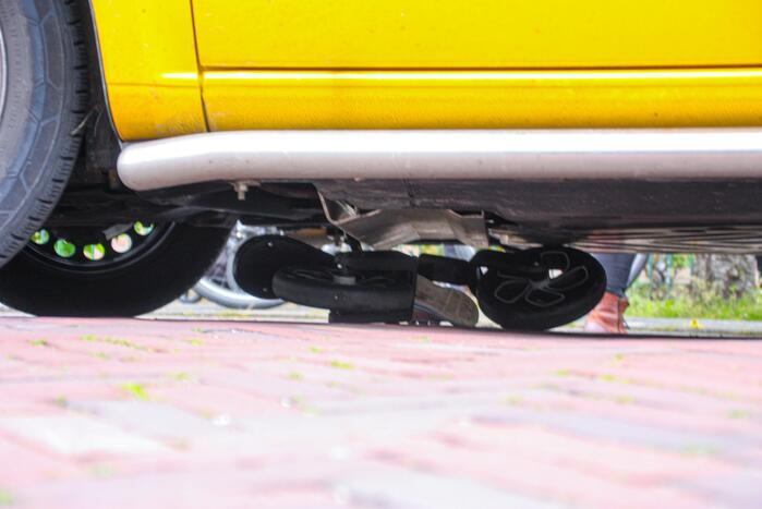 DHL-bus botst op meisje met step