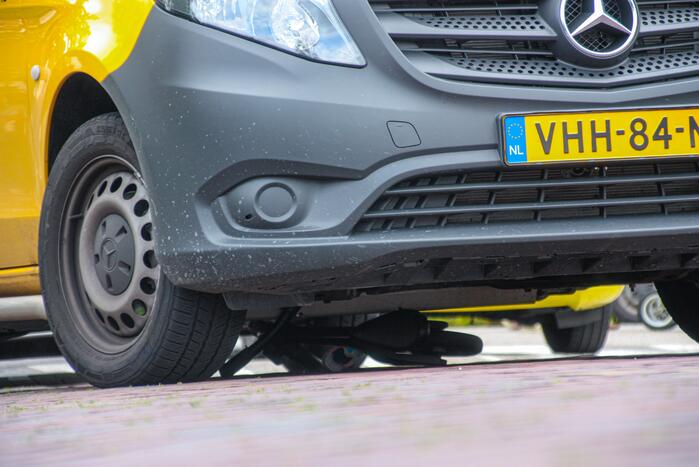 DHL-bus botst op meisje met step