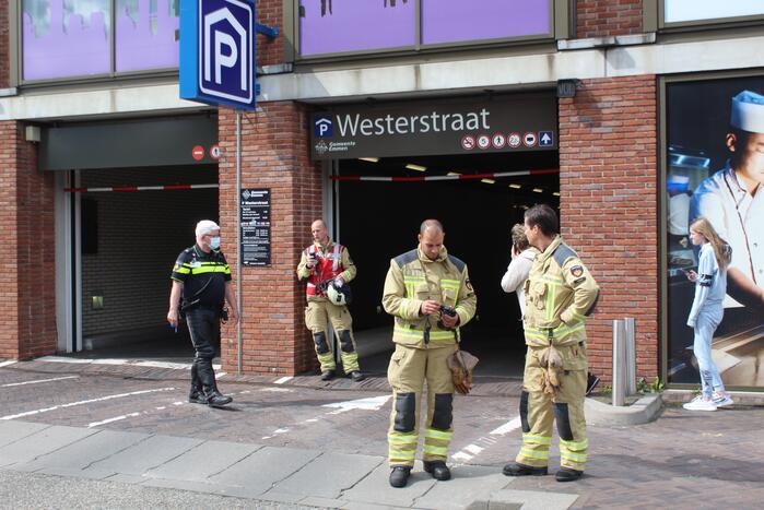 Auto in brand in parkeergarage