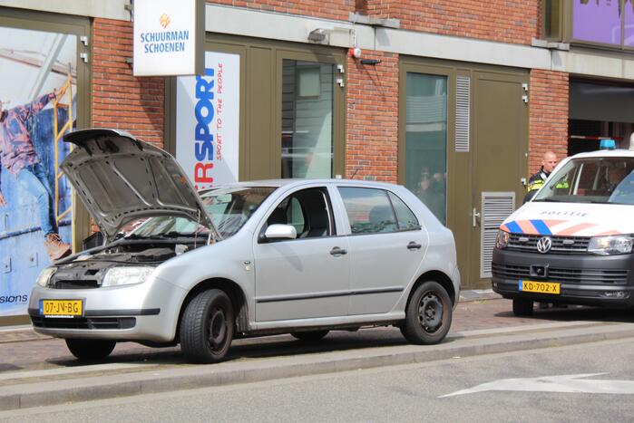 Auto in brand in parkeergarage