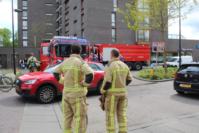 Auto in brand in parkeergarage