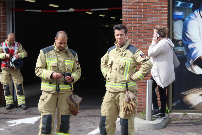 Auto in brand in parkeergarage