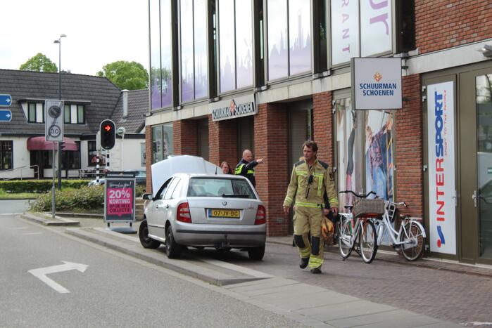 Auto in brand in parkeergarage