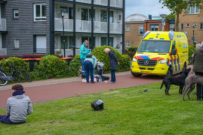 Fietser en scooter botsen op fietspad