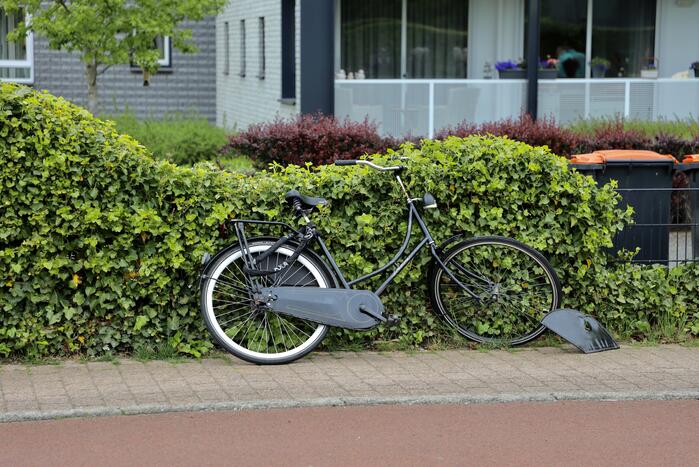 Fietser en scooter botsen op fietspad
