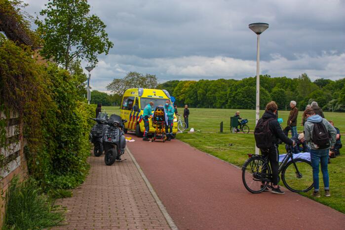 Fietser en scooter botsen op fietspad