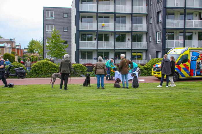 Fietser en scooter botsen op fietspad