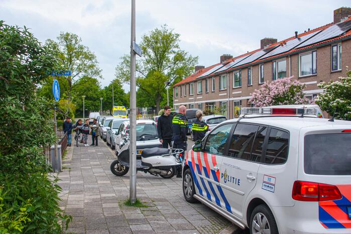 Overstekende scooterrijder gaat onderuit na botsing met auto