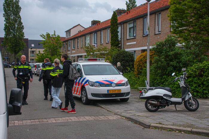 Overstekende scooterrijder gaat onderuit na botsing met auto