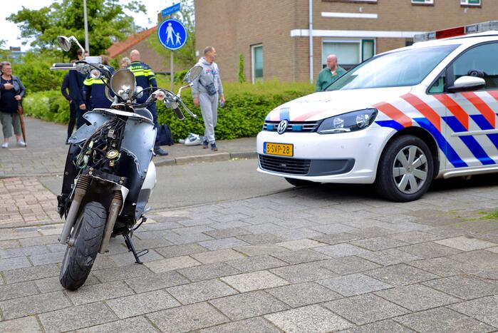 Overstekende scooterrijder gaat onderuit na botsing met auto