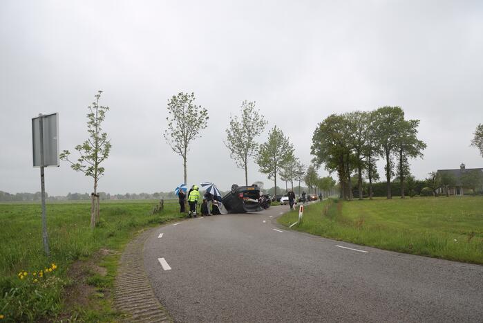 Gewonden nadat auto over de kop slaat