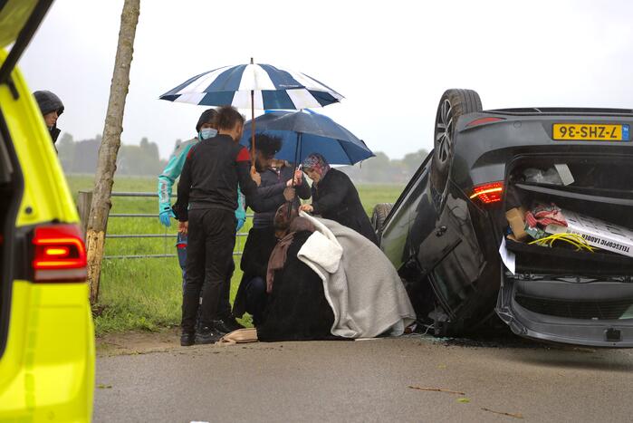 Gewonden nadat auto over de kop slaat