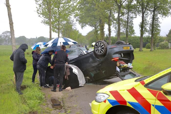 Gewonden nadat auto over de kop slaat