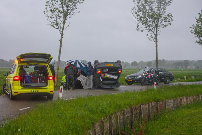 Gewonden nadat auto over de kop slaat