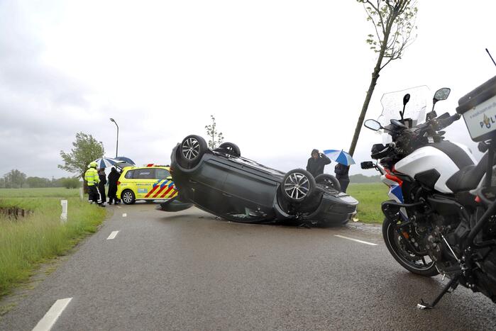 Gewonden nadat auto over de kop slaat