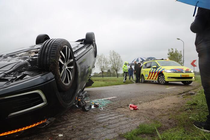Gewonden nadat auto over de kop slaat