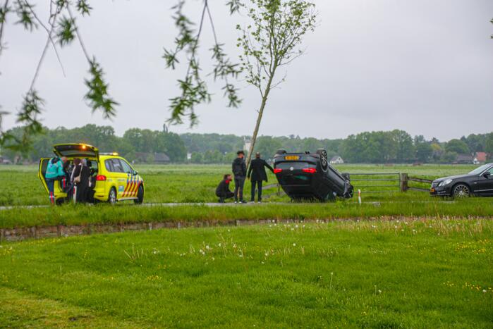 Gewonden nadat auto over de kop slaat