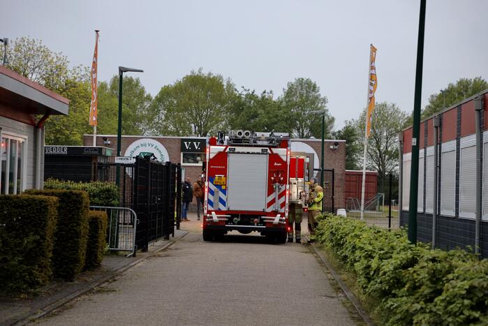 Kind met hoofd vast tussen spijlen van hek