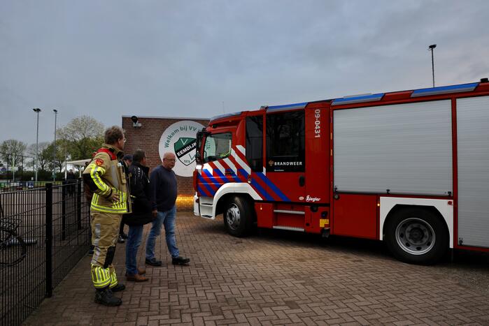 Kind met hoofd vast tussen spijlen van hek
