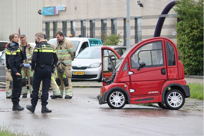 Brommobiel botst op personenauto