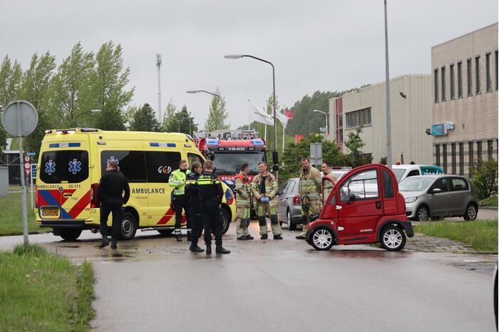 Brommobiel botst op personenauto
